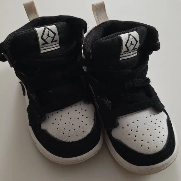 Jordan 1 Mid SE Toddler Black and White Sneakers - Picture 3 of 7